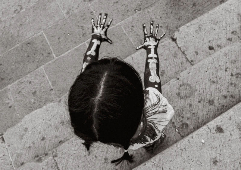 Niña Yahuiche honrando la muerte | Yahuiche Girl honouring death 1/5