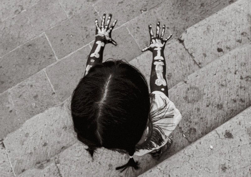 Niña Yahuiche honrando la muerte | Yahuiche Girl honouring death 1/5